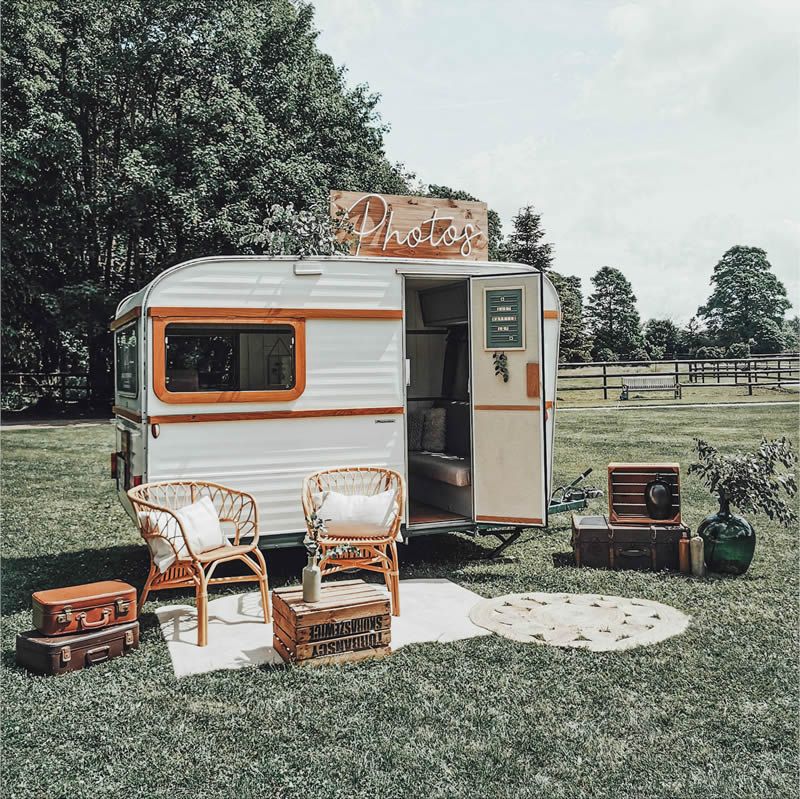 /component/ajax/?p=image&src=%7B%22file%22%3A%22images%2Frosalie-photobooth-caravane-champs-1.jpg%22%2C%22thumbnail%22%3A%22%2C%2C%22%7D&hash=387a9e50